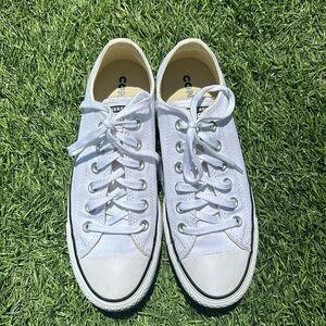 Converse. White. Platform. Low top. Size W8/M6
